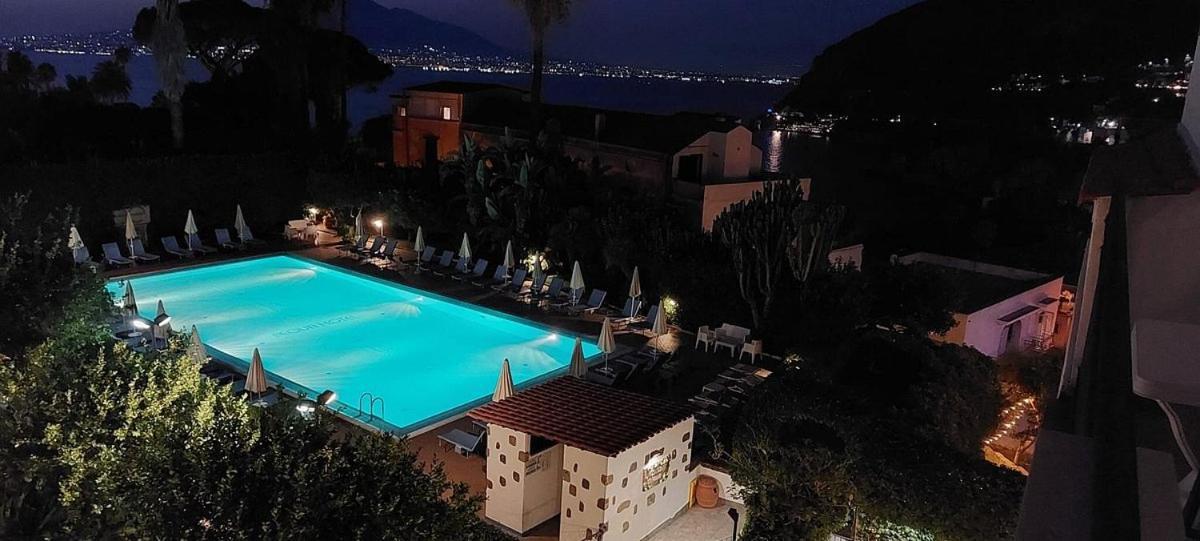 Aequa Hotel Vico Equense Bagian luar foto